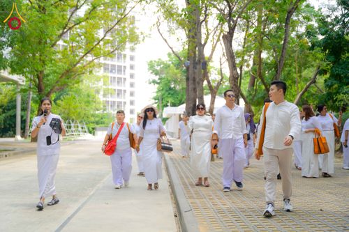 ภาพ No.327696:วันที่ 1-6 พฤษภาคม พ.ศ.2569 ต้อนรับชาวต่างชาติ พระภิกษุ คณะชาวเมียนมาร์  อุบาสิกาชาวอินเดีย เยี่ยมชมวัดพระธรรมกายและสักการะพระมหาธรรมกายเจดีย์