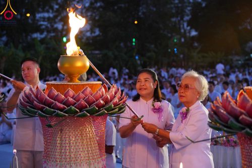 ภาพ No.112187:พิธีจุดประทีปถวายเป็นพุทธบูชา และบูชาธรรมมหาปูชนียาจารย์ พระมงคลเทพมุนี(สด จนฺทสโร) ในโครงการธรรมยาตรา กตัญญูบูชา มหาปูชนียาจารย์ พระมงคลเทพมุนี(สด จนฺทสโร) พระผู้ปราบมาร อนุสรณ์สถาน 7 แห่ง ปีที่ 12 วันที่ 14 มกราคม พ.ศ. 2567 ณ วัดสองพี่น้อง อ.สองพี่น้อง