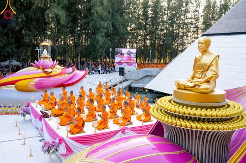 ภาพ No.107133:พิธีจุดประทีปถวายเป็นพุทธบูชา และบูชาธรรมมหาปูชนียาจารย์ ในโครงการธรรมยาตรากตัญญูบูชา มหาปูชนียาจารย์ พระมงคลเทพมุนี(สด จนฺทสโร) พระผู้ปราบมาร  อนุสรณ์สถาน 7 แห่ง ปีที่ 12  วันที่ 6 มกราคม พ.ศ. 2567 ณ อนุสรณ์สถานมหาวิหารพระมงคลเทพมุนี อ.สองพี่น้อง จ.สุพร