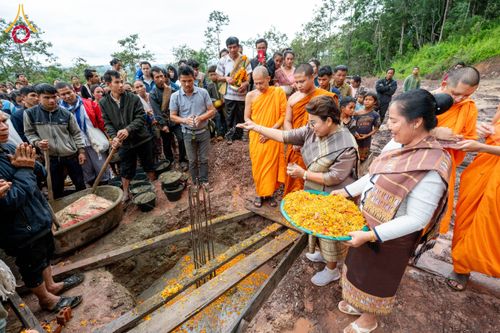 ภาพ No.174466:พิธีตักบาตรพระ,พิธีทอดผ้าป่า พิธีกลั่นแผ่นดินโปรยรัตนชาติ  สร้างพระอุโบสถและเจดีย์ วัดป่าสัมมาทิฏฐิและวัดสิริขันโท แขวงอัตตะปือ สปป. ลาว วันที่ 29 ตุลาคม พ.ศ. 2567