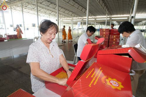 ภาพ No.212273:วันพุธที่ 19 มีนาคม พ.ศ. 2568 การบรรจุไทยธรรมลงกล่องสำเร็จ 43,500 กล่อง เพื่อถวายแด่พระสังฆาธิการ 40,000 กว่าวัดทั่วไทย ในวันคุ้มครองโลก 22 เมษายน พ.ศ. 2568 ณ บ้านแก้วเรือนทองคุณยายฯ วัดพระธรรมกาย