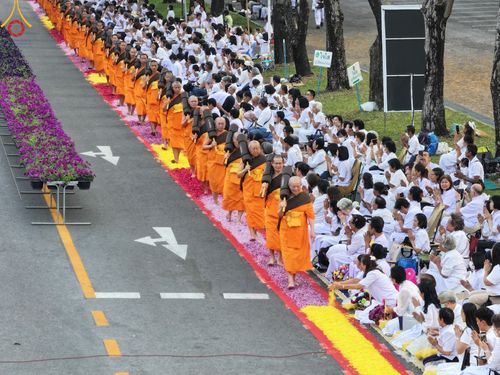 ภาพ No.202027:พิธีต้อนรับพระธรรมยาตรา ณ อนุสรณ์สถานลำดับที่ 7 สถานที่ขยายวิชชาธรรมกาย วัดพระธรรมกาย ต.คลองสาม อ.คลองหลวง จ.ปทุมธานี ในโครงการธรรมยาตรา กตัญญูบูชา มหาปูชนียาจารย์ พระมงคลเทพมุนี(สด จนฺทสโร) พระผู้ปราบมาร อนุสรณ์สถาน 7 แห่ง ปีที่ 13 วันที่ 26 มกราคม 2568