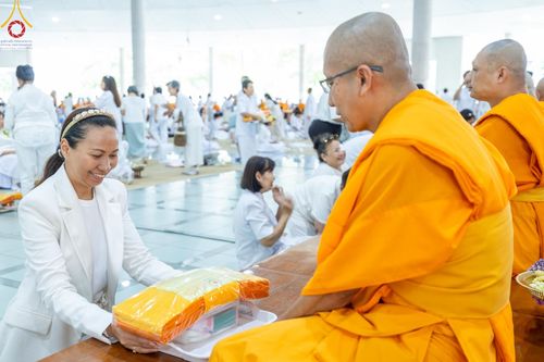 ภาพ No.169783:พิธีถวายภัตตาหารเมนูสวรรค์ "เพื่อการบรรลุธรรม" เนื่องในวันลอยกระทง (ขึ้น 15 ค่ำ เดือน 12) วันศุกร์ที่ 15 พฤศจิกายน พ.ศ. 2567 ณ หอฉันคุณยายอาจารย์ฯ วัดพระธรรมกาย