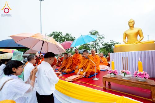 ภาพ No.226094:วันอาทิตย์ที่ 25 พฤษภาคม พ.ศ. 2568 พิธีตักบาตรพระ 1,000 รูปเมืองตรัง ครบรอบ 110 ปี เมืองทับเที่ยง ถวายเป็นพุทธบูชา ถวายเป็นพระราชกุศลแด่รัชกาลที่ 10 และอุทิศส่วนกุศลแด่อดีตเจ้าเมืองตรัง และบรรพบุรุษ ณ บริเวณหน้าศาลากลางจังหวัดตรัง ถนนพระราม 6