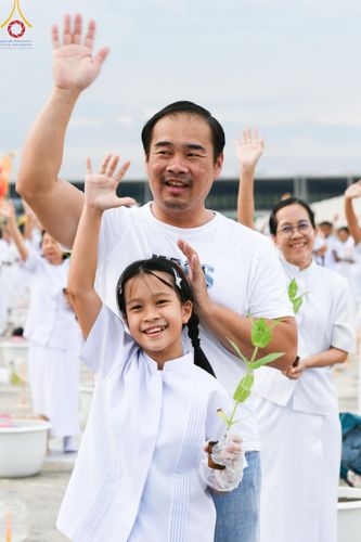 ภาพ No.160438:พิธีปลูกต้นทรัพย์บานชื่น ณ ลานธรรม พระมหาธรรมกายเจดีย์ วัดพระธรรมกาย จ.ปทุมธานี วันพฤหัสบดีที่ 10 ตุลาคม พ.ศ. 2567
