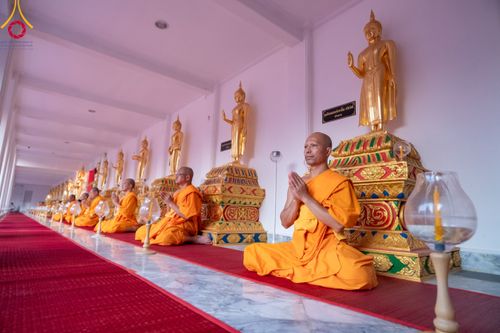 ภาพ No.112029:พิธีจุดประทีปถวายเป็นพุทธบูชา และบูชาธรรมมหาปูชนียาจารย์ พระมงคลเทพมุนี(สด จนฺทสโร) ในโครงการธรรมยาตรา กตัญญูบูชา มหาปูชนียาจารย์ พระมงคลเทพมุนี(สด จนฺทสโร) พระผู้ปราบมาร อนุสรณ์สถาน 7 แห่ง ปีที่ 12 วันที่ 14 มกราคม พ.ศ. 2567 ณ วัดสองพี่น้อง อ.สองพี่น้อง
