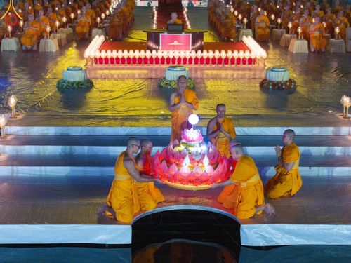 ภาพ No.170314:พิธีลอยกระทงธรรม ณ สระเศรษฐีทะเลบุญ มหาวิหารพระมงคลเทพมุนีฯ วัดพระธรรมกาย วันศุกร์ที่ 15 พฤศจิกายน พ.ศ.2567 (วันเพ็ญ 15 ค่ำ เดือน 12)