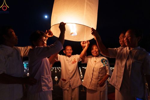 ภาพ No.175963:พิธีจุดประทีปโคมลาน, โคมลอยและลอยกระทง ถวายประทีปเป็นพุทธบูชา สร้างความสว่างไสวให้กับแผ่นดินด้วยแสงธรรม วันที่ 15 พฤศจิกายน พ.ศ. 2567 ณ พุทธอุทยานนานาชาติ อ.โพนพิสัย จ.หนองคาย