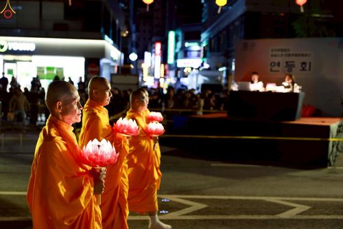 ภาพ No.229574:วันเสาร์ที่ 26 เมษายน พ.ศ. 2568 คณะพระภิกษุสามเณรในโครงการบรรพชาหมู่ 81 รูป  วัดภาวนาโซล ประเทศเกาหลีใต้ ได้ร่วมกับคณะสาธุชนคนไทยในเกาหลีใต้  ร่วมกันเดินขบวนอัญเชิญโคมดอกบัว  เพื่อบูชาแด่องค์สมเด็จพระสัมมาสัมพุทธเจ้า  ในงานเทศกาลวิสาขบูชานานาชาติ ประจำปี