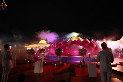 ภาพ No.160599:พิธีจุดประทีป 20,000 ดวง บูชาพระมหาธรรมกายเจดีย์ และบูชาพระมงคลเทพมุนี (สด จนฺทสโร) พระผู้ปราบมาร ณ ลานธรรม พระมหาธรรมกายเจดีย์ วัดพระธรรมกาย จ.ปทุมธานี วันที่ 10 ตุลาคม พ.ศ. 2567