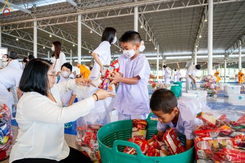 ภาพ No.86855:พิธีตักบาตร , พิธีบูชาข้าวพระ , พิธีจุดเทียนใจ ไฟนิรันดร์ อนันตชัย ในวันอาทิตย์ต้นเดือน 3 กันยายน พ.ศ. 2566 ณ วัดพระธรรมกาย
