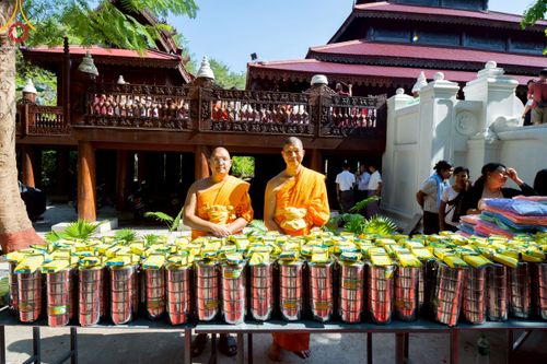 ภาพ No.220119:วันพุธที่ 16 เมษายน พ.ศ. 2568 วัดพระธรรมกายถวายมหาสังฆทาน มอบสิ่งของและทุนทรัพย์กว่า 4 ล้านบาท บรรเทาทุกข์ 181 วัดแผ่นดินไหวเมียนมา