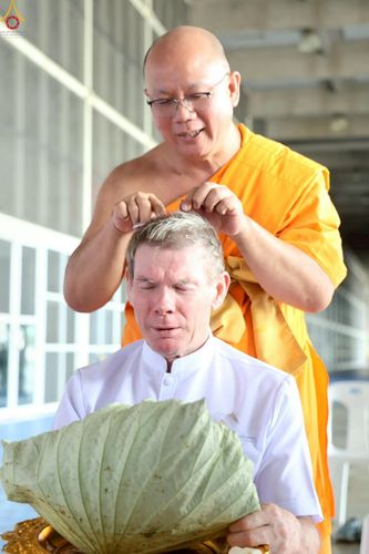 ภาพ No.230794:วันที่ 28 มิถุนายน พ.ศ. 2568 พิธีตัดปอยผมและปลงผม โครงการบวชพระนานาชาติ AEC & WAB รุ่นที่ 9 ณ วิหารคด 2 วัดพระธรรมกาย