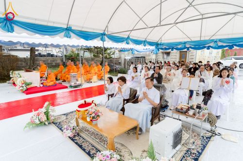 ภาพ No.220900:วันที่ 13 เมษายน พ.ศ. 2568 พิธีโปรยรัตนชาติปฐมเริ่มสถาปนาเจดีย์ และ พิธีเปิดหมู่บ้านปฏิบัติธรรม เพื่อการบรรลุธรรม ณ วัดป่าธรรมกายนานาชาติโทชิหงิ  ประเทศญี่ปุ่น
