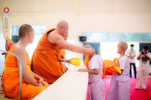 ภาพ No.216891:วันเสาร์ที่ 5 เมษายน พ.ศ. 2568 พิธีตัดปอยผม พิธีขอขมาผู้ปกครอง พิธีมอบบาตรและผ้าไตร พิธีบรรพชา ณ ศูนย์ปฏิบัติธรรมและศูนย์อบรมเยาวชนพระนครศรีอยุธยา ต.พุทเลา อ.บางปะหัน จ.พระนครศรีอยุธยา