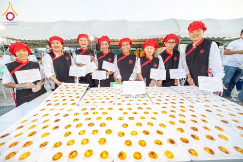 ภาพ No.193611:สาธุชนถวายภัตตาหารเป็นสังฆทาน แด่พระธรรมยาตรา ณ อนุสรณ์สถานคลองบางนางแท่น อ.สามพราน จ.นครปฐม ในโครงการธรรมยาตรา กตัญญูบูชา มหาปูชนียาจารย์ พระมงคลเทพมุนี(สด จนฺทสโร) พระผู้ปราบมาร อนุสรณ์สถาน 7 แห่ง ปีที่ 13 วันที่ 11 มกราคม พ.ศ. 2568