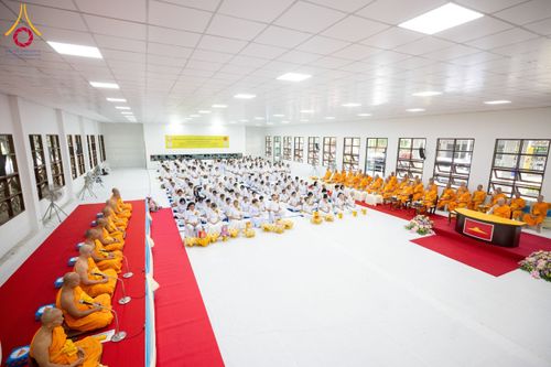 ภาพ No.160817:พิธีเจริญพระพุทธมนต์ และปิดแผ่นทองรูปเหมือน พระเดชพระคุณพระมงคลเทพมุนี (สด จนฺทสโร) พระผู้ปราบมาร จำนวน 3 องค์ วันเสาร์ที่ 5 ตุลาคม พ.ศ. 2567 ณ อาคารปลูกศรัทธา 2 (ชานชลาเดิม) วัดพระธรรมกาย อ.คลองหลวง จ.ปทุมธานี