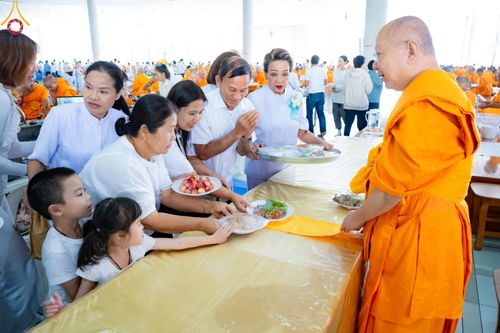 ภาพ No.184805:พิธีถวายภัตตาหารเมนูสวรรค์ "เพื่อการบรรลุธรรม" เนื่องในวาระอายุวัฒนมงคล 84 ปี หลวงพ่อทัตตชีโว วันเสาร์ที่ 21 ธันวาคม พ.ศ. 2567 ณ หอฉันคุณยายอาจารย์ฯ วัดพระธรรมกาย