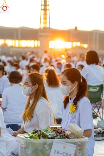 ภาพ No.105261:พิธีตักบาตรฉลองพระบวชใหม่ รุ่นบูชาธรรมมหาปูชนียาจารย์ และต้อนรับศักราชใหม่ วันจันทร์ที่ 1 มกราคม พ.ศ. 2567 ณ ลานธรรมพระมหาธรรมกายเจดีย์ วัดพระธรรมกาย