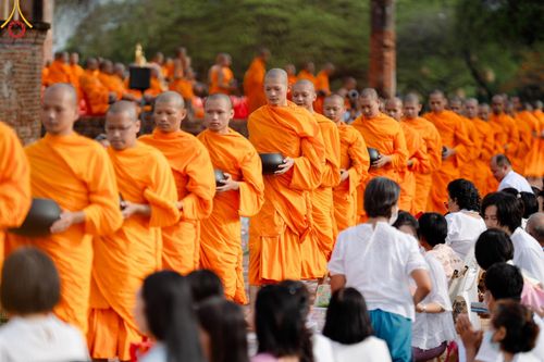 ภาพ No.138542:พิธีตักบาตร วัดราชบูรณะ จ.พระนครศรีอยุธยา วันที่ 25 พฤษภาคม พ.ศ.2567