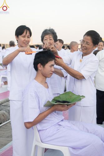 ภาพ No.180012:พิธีปลงผมนาคธรรมทายาท ในโครงการอุปสมบทหมู่ บูชาธรรมมหาปูชนียาจารย์ (ศูนย์อบรมวัดพระธรรมกาย) วันที่ 1 ธันวาคม พ.ศ. 2567 ณ ลานธรรมหารัตนวิหารคด วัดพระธรรมกาย จ.ปทุมธานี