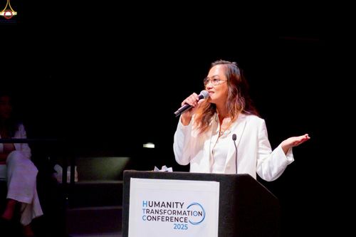 ภาพ No.249805:วันอาทิตย์ที่ 28 กันยายน พ.ศ. 2568 การปฏิบัติธรรมบูชาธรรม 108 ปี แห่งการบรรลุธรรมของหลวงปู่วัดปากน้ำ ได้จุดประทีปสันติภาพไปทั่วโลก และได้ร่วมเสวนาทางปัญญา เพื่อการขยายพระพุทธศาสนาวิชชาธรรมกายไปทั่วโลก  ในงาน HTC Newyork USA