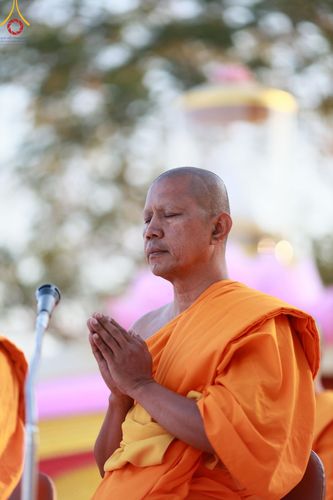 ภาพ No.195356:พิธีตักบาตรพระธรรมยาตรา ณ อนุสรณ์สถานลำดับที่ 3 สถานที่เกิดใหม่ในเพศสมณะ วัดสองพี่น้อง ต.ต้นตาล อ.สองพี่น้อง จ.สุพรรณบุรี ในโครงการธรรมยาตรา กตัญญูบูชา มหาปูชนียาจารย์ พระมงคลเทพมุนี(สด จนฺทสโร) พระผู้ปราบมาร ปีที่ 13 วันที่ 15 มกราคม พ.ศ.2568