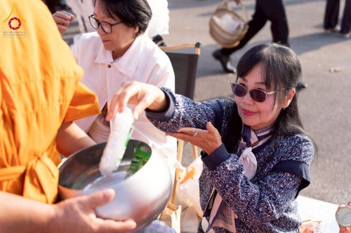 ภาพ No.276931:วันเสาร์ที่ 6 ธันวาคม พ.ศ. 2568 พิธีตักบาตรพระ 1,000 รูป อุทิศถวายพระราชกุศลสมเด็จพระนางเจ้าสิริกิติ์ พระบรมราชินีนาถ พระบรมราชชนนี พันปีหลวง และ ทำบุญเมืองลำปาง ครบรอบ 1,345 ปี ณ ลานพระบรมราชานุสาวรีย์สมเด็จพระนเรศวรมหาราชนครลำปาง อ.เกาะคา จ.ลำปาง