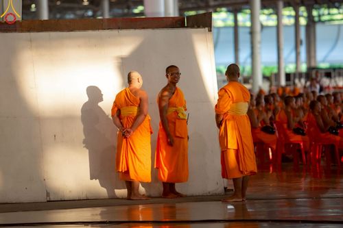 ภาพ No.221992:วันที่ 4 พฤษภาคม พ.ศ. 2568 พิธีตักบาตร เนื่องในวันอาทิตย์ต้นเดือน ณ บ้านแก้วเรือนทองคุณยายฯ วัดพระธรรมกาย