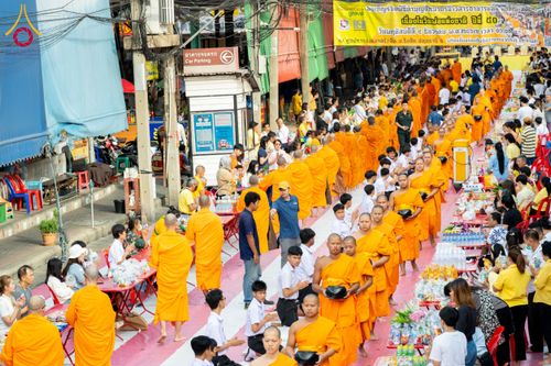 ภาพ No.180305:พิธีทำบุญตักบาตร ข้าวสารอาหารแห้ง แด่คณะสงฆ์ 99 รูป เนื่องในวันพ่อแห่งชาติ ปีที่ 50 ณ ศูนย์การค้าตลาดรังสิต ซ.รังสิต-ปทุมธานี 5 วันที่ 5 ธันวาคม พ.ศ. 2567