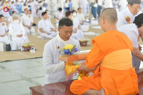 ภาพ No.198078:พิธีถวายภัตตาหารแด่พระภิกษุ สามเณร  บูชาธรรมคุณยายอาจารย์มหารัตนอุบาสิกาจันทร์ ขนนกยูง เนื่องในวาระวันคล้ายวันเกิดครบ 116 ปี วันอาทิตย์ที่ 19 มกราคม พ.ศ. 2568 ณ หอฉันคุณยายอาจารย์ฯ วัดพระธรรมกาย