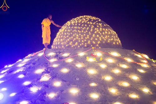 ภาพ No.138656:Photo Story  มหัศจรรย์วัดดงดินแดง Episode 6 พระภิกษุ-สามเณร ในโครงการบรรพชาอุปสมบทหมู่  กว่า 500 รูป และศีลจาริณีกว่า 300 คน ร่วมกันก่อพระเจดีย์ทราย 20,000 องค์ และจุดประทีป  บูชาธรรม 80 ปี หลวงพ่อธมฺมชโย กลางลำน้ำแม่ตื่น