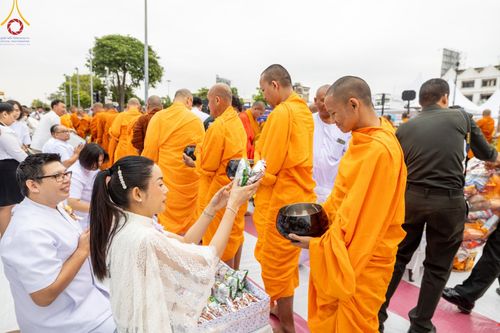 ภาพ No.126350:พิธีทำบุญเมืองนครราชสีมา ฉลอง 556 ปี ตักบาตรพระ 10,000 รูป ในวันเสาร์ที่ 2 มีนาคม พ.ศ.2567 ณ อนุสาวรีย์ท้าวสุรนารี จ.นครราชสีมา จัดโดย คณะสงฆ์จังหวัดนครราชสีมา ร่วมกับสำนักงานจังหวัดนครราชสีมา