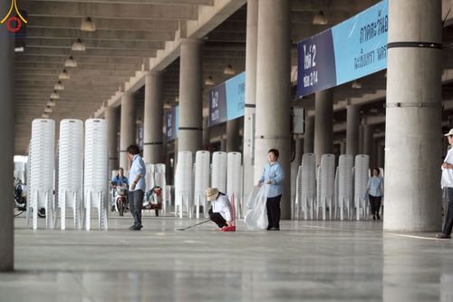 ภาพ No.220481:วันที่ 23-25 เมษายน พ.ศ. 2568 เจ้าหน้าที่และสาธุชนช่วยกัน รับบุญเก็บงานวันคุ้มครองโลก ณ วัดพระธรรมกาย