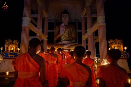 ภาพ No.76572:คณะสงฆ์และสามเณรบังกลาเทศ ปฎิบัติธรรมและจุดโคมประทีปถวายเป็นพุทธบูชา วันที่ 17 กุมภาพันธ์ พ.ศ. 2566