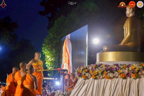 ภาพ No.224494:วันจันทร์ที่ 12 พฤษภาคม พ.ศ. 2568  ชาวพุทธในอินโดนีเซีย ร่วมฉลองวิสาขบูชาจุดประทีปกว่า 200,000 ดวง ณ พระมหาเจดีย์บรมพุทโธ  เจริญพุทธมนต์ถวาย “พระวชิรเกล้าเจ้าอยู่หัว”