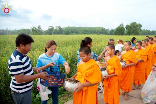 ภาพ No.217953:วันศุกร์ที่ 11 เมษายน พ.ศ. 2568 พระและสามเณร 99 รูป จากศูนย์ปฏิบัติธรรมระยอง(บ้านช่องลม) บิณฑบาต ณ ทุ่งปอเทือง ต.บางบุตร อ.บ้านค่าย จ.ระยอง เพื่อเป็นการฝึกสามเณรภาคฤดูร้อน ผ่านกิจวัตรบิณฑบาตในพื้นที่ชุมชน