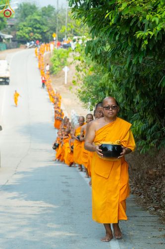 ภาพ No.136998:Photo Story  มหัศจรรย์วัดดงดินแดง Episode 5 กิจกรรมถ่ายภาพหมู่ประวัติศาสตร์ และตักบาตรฉลองพระ-เณรกว่า 500 รูป วันที่ 6 เมษายน พ.ศ. 2567