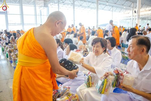 ภาพ No.177592:พิธีตักบาตรและพิธีบูชาข้าวพระ ในวันอาทิตย์ต้นเดือนที่ 1 ธันวาคม พ.ศ. 2567 ณ สภาธรรมกายสากล วัดพระธรรมกาย