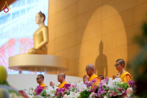 ภาพ No.232035:วันอาทิตย์ที่ 6 กรกฏาคม พ.ศ. 2568 พิธีตักบาตร ข้าวสารอาหารแห้ง  พิธีบูชาข้าวพระ สัมมนาพิเศษราชเหล็ก ณ สภาธรรมกายสากล วัดพระธรรมกาย