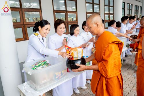 ภาพ No.276031:วันที่ 5 ธันวาคม พ.ศ. 2568 พสกนิกรอำเภอคลองหลวง พร้อมใจบำเพ็ญกุศลอุทิศถวาย “ในหลวงรัชกาลที่ 9” น้อมรำลึกในพระมหากรุณาธิคุณ เนื่องในวันคล้ายวันพระบรมราชสมภพ วันชาติ และวันพ่อแห่งชาติ ณ อาคารปลูกศรัทธา 2 วัดพระธรรมกาย อำเภอคลองหลวง จังหวัดปทุมธานี