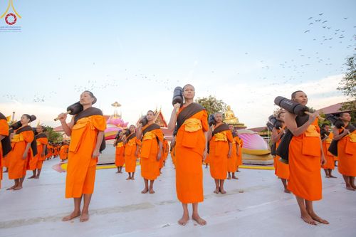 ภาพ No.194195:พระธรรมยาตราปฏิบัติธรรม และถ่ายภาพหมู่ประวัติศาสตร์ ณ วัดสองพี่น้อง ต.ต้นตาล อ.สองพี่น้อง จ.สุพรรณบุรี ในโครงการธรรมยาตรา กตัญญูบูชา มหาปูชนียาจารย์ พระมงคลเทพมุนี(สด จนฺทสโร) พระผู้ปราบมาร อนุสรณ์สถาน 7 แห่ง ปีที่ 13 วันที่ 12 มกราคม พ.ศ. 2568