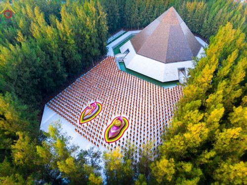 ภาพ No.189215:พระธรรมยาตราปฏิบัติธรรม และถ่ายภาพหมู่ประวัติศาสตร์ ในโครงการธรรมยาตรา กตัญญูบูชา มหาปูชนียาจารย์ พระมงคลเทพมุนี(สด จนฺทสโร) พระผู้ปราบมาร อนุสรณ์สถาน 7 แห่ง ปีที่ 13 วันที่ 4 มกราคม พ.ศ. 2568 ณ อนุสรณ์สถานมหาวิหารพระมงคลเทพมุนี (โลตัสแลนด์) อ.สองพี่น้อง