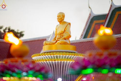 ภาพ No.197163:พิธีจุดประทีปถวายเป็นพุทธบูชา และบูชาธรรมมหาปูชนียาจารย์ ณ วัดโบสถ์(บน) ตำบลบางคูเวียง อำเภอบางกรวย จังหวัดนนทบุรี ในโครงการธรรมยาตรา กตัญญูบูชา มหาปูชนียาจารย์ พระมงคลเทพมุนี(สด จนฺทสโร) พระผู้ปราบมาร อนุสรณ์สถาน 7 แห่ง ปีที่ 13 วันที่ 18 มกราคม พ.ศ. 25