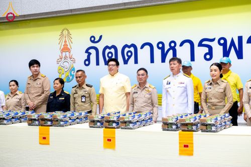 ภาพ No.208800:พระบาทสมเด็จพระเจ้าอยู่หัวทรงพระกรุณาโปรดเกล้าฯ พระราชทานภัตตาหารพระราชทาน แด่พระภิกษุ สามเณร ในการสอบบาลีสนามหลวง ณ วัดพระธรรมกาย วันที่ 22 กุมภาพันธ์ พ.ศ. 2568 ณ วัดพระธรรมกาย อำเภอคลองหลวง จังหวัดปทุมธานี