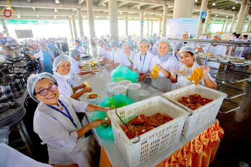 ภาพ No.219420:วันอังคารที่ 22 เมษายน พ.ศ. 2568 พิธีมอบปัจจัยช่วยเหลือครู 4 จังหวัดชายแดนภาคใต้ , พิธีกล่าวคำถวายอุปกรณ์ เพื่อเตรียมการต้อนรับคณะสงฆ์ฯ , พิธีกล่าวคำถวายภัตตาหารเป็นสังฆทาน , คณะสงฆ์ฉันภัตตาหารเพล  เนื่องในวันคุ้มครองโลก พิธีถวายมหาสังฆทานแด่คณะสงฆ์