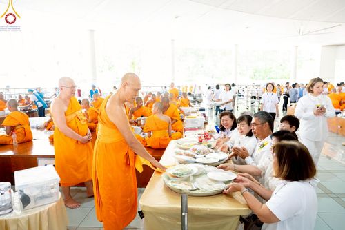 ภาพ No.220714:วันเสาร์ที่ 26 เมษายน พ.ศ.2568 (วันพระ แรม 15 ค่ำ เดือน 5) พิธีถวายภัตตาหารเมนูสวรรค์ "เพื่อการบรรลุธรรม" และ พิธีบุพเปตพลี ครั้งที่ 163 ร่วมอุทิศบุญแด่หมู่ญาติที่ล่วงลับไปแล้ว และสืบทอดอายุพระพุทธศาสนา ณ หอฉันคุณยายอาจารย์ฯ วัดพระธรรมกาย