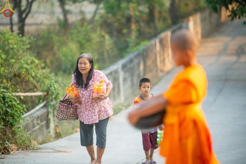 ภาพ No.62267:Photo Story  มหัศจรรย์วัดดงดินแดง Episode 4 กิจกรรมตักบาตรฉลองพระ-เณรกว่า 500 รูป