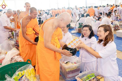 ภาพ No.143410:พิธีตักบาตร ข้าวสารอาหารแห้ง ณ บ้านแก้วเรือนทองคุณยายฯ และ พิธีบูชาข้าวพระ  ณ สภาธรรมกายสากล วัดพระธรรมกาย วันอาทิตย์ที่ 7 กรกฎาคม พ.ศ. 2567