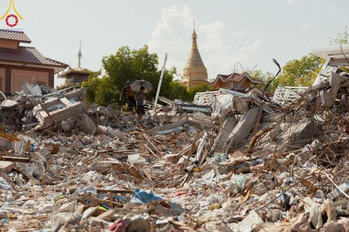 ภาพ No.220321:วันที่ 17 เมษายน พ.ศ. 2568 ผู้แทนวัดพระธรรมกาย ลงพื้นที่เยียวยา ซับน้ำตาเหยื่อแผ่นดินไหวมัณฑะเลย์